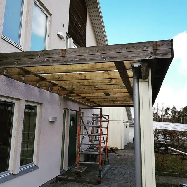 Skärmtak och carport i trä vid entré