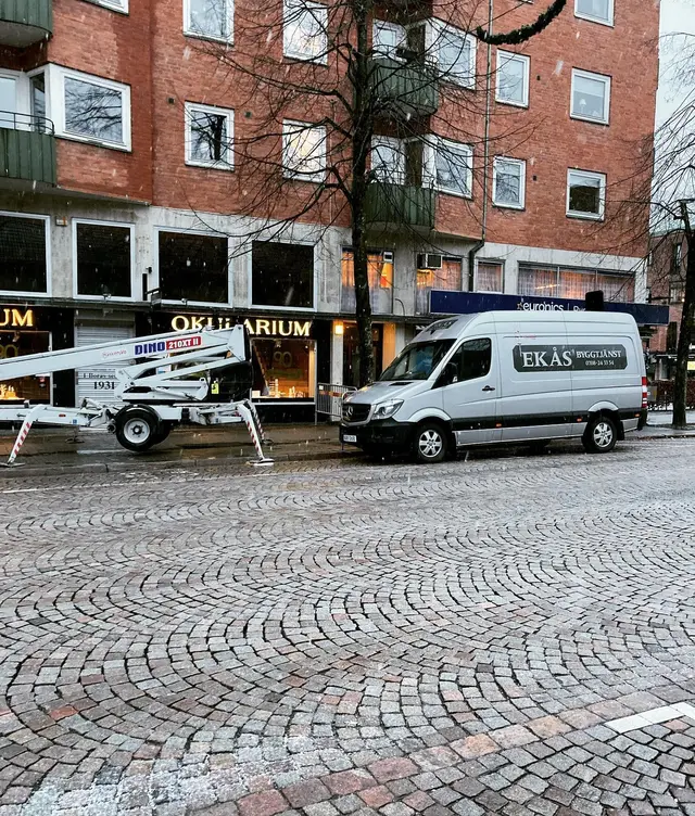 Ekås Byggtjänsts servicebil och skylift i Borås centrum