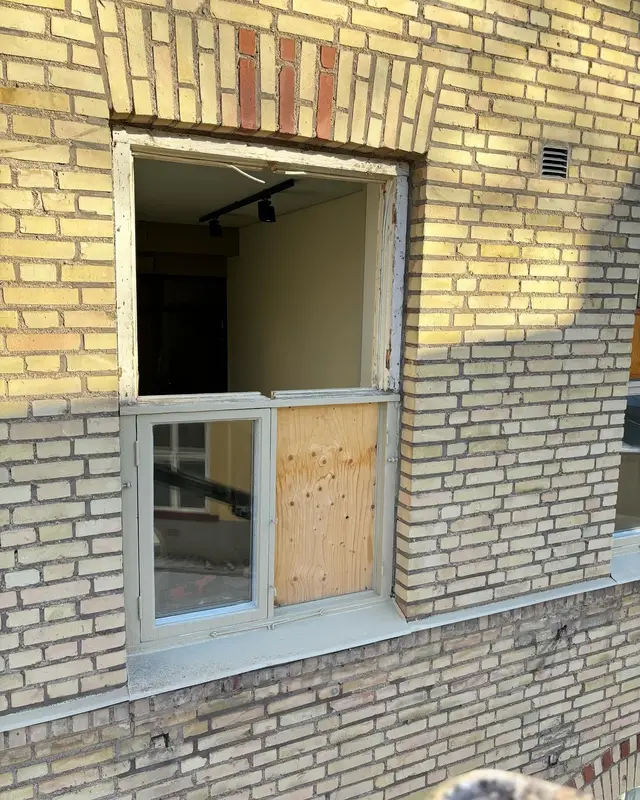 Håltagning i tegelfasad inför ny dörr eller nytt fönster