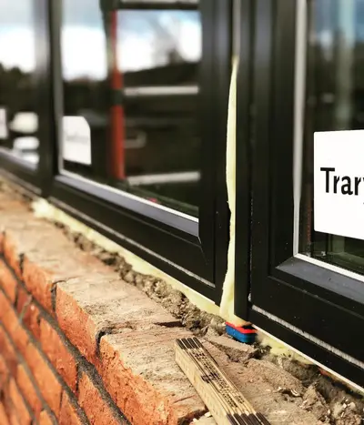 Nytt fönster monteras i tegelvägg