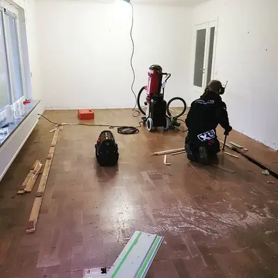 Golvarbete i rum under renovering
