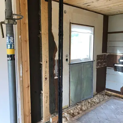 Rum friläggt till stomme inför helrenovering