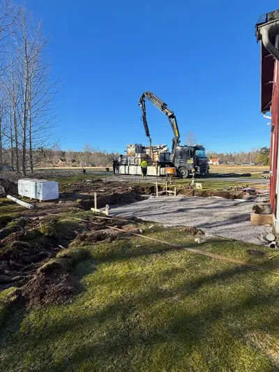 Grundläggning inför nybygge med kranbil
