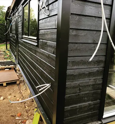 Nybyggt hus med svart liggande fasadpanel