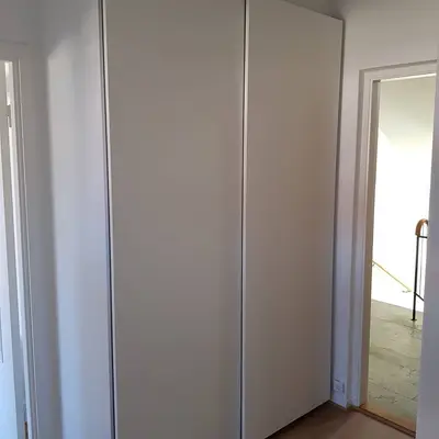 Platsbyggda garderober i hall