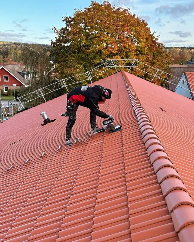 Hantverkare lägger röda takpannor